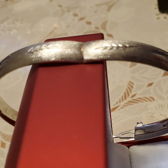 14K  white  gold  bangle beautiful bracelet - Picture 3 of 10